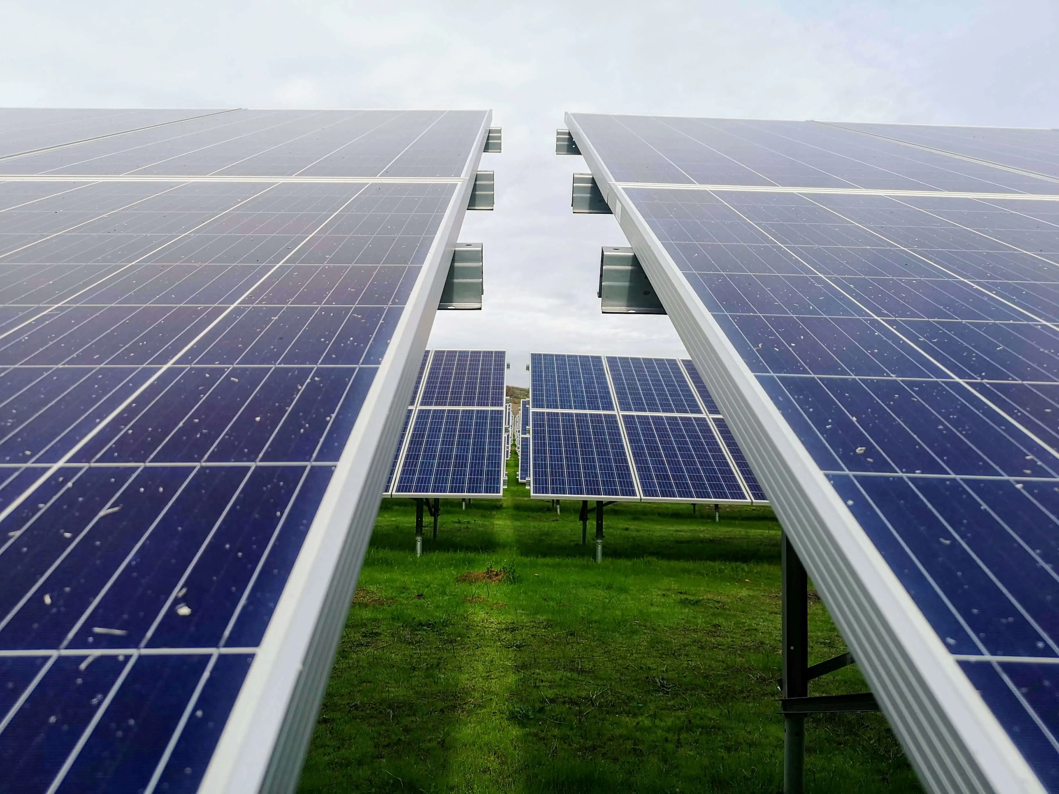 Grid-Tied vs Off-Grid: Choosing the Right Solar System